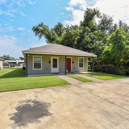 Lovely Lake Charles Duplex In Central Location!